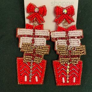Womens Christmas Holiday Beaded Earrings Christmas Presents. Dangle Style. NWT.